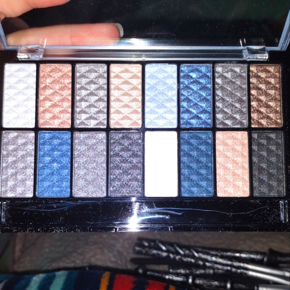 Dull colored eyeshadow palette
